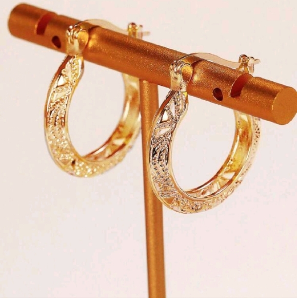 NIP Gold Fashion Earrings - Picture 2 of 4